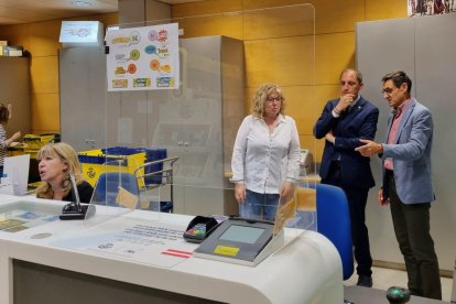 El subdelegat del Govern, ahir a Correus de Tàrrega.