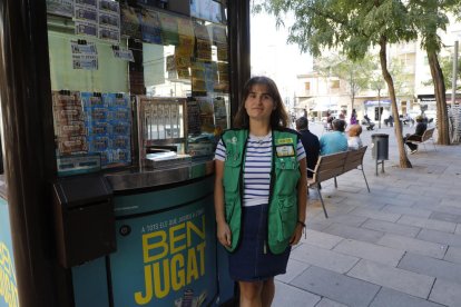 Sandra Silva vendió el boleto agraciado desde su quiosco de la plaza del Treball. 