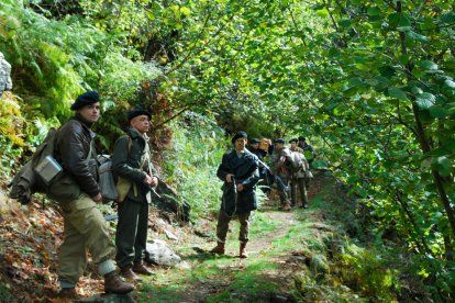 Participants en la recreació de la invasió de la Val d’Aran en el recorregut fins a Bagergue.