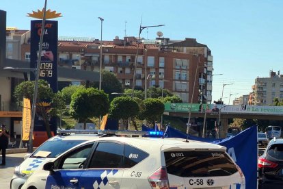 Dos coches de la Policía Municipal de Terrassa en la zona del atropello mortal de una mujer de 75 años.