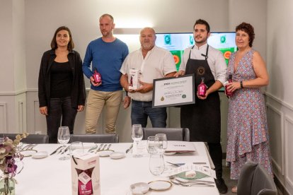 Responsables de la Cooperativa Sant Isidre de Juncosa, con el chef de L'Espurna ayer en Lleida.