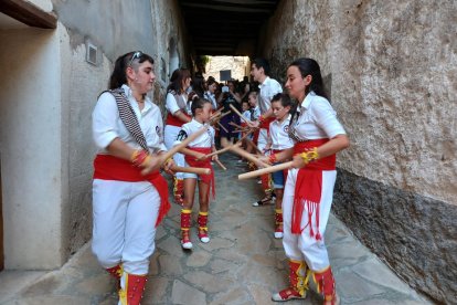 Un moment de la Trobada Bastonera, que va comptar amb multitud de grups de bastoners i gegants.