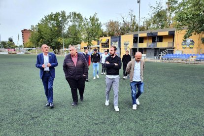 Miquel Pueyo, Rafa Gimena i Ignasi Amor ahir durant la visita a les instal·lacions del CF Pardinyes.