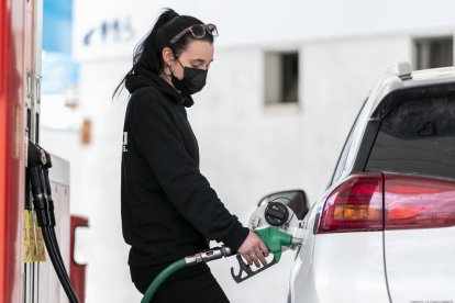 La escalada de precios convierte en una operación cada vez más cara llenar el depósito del coche.