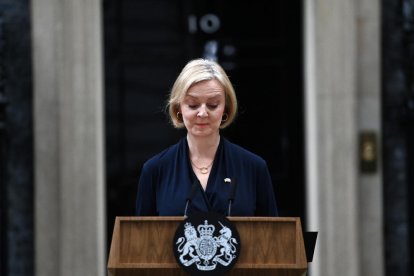 Liz Truss, ahir després d’anunciar la renúncia davant el 10 de Downing Street.