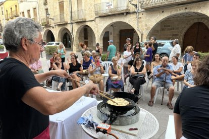 Una treintena de personas asistieron el viernes al curso en la plaza 1 d’Octubre en Les Borges. 