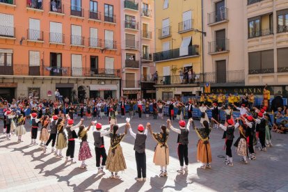 La plaça Patalín va tornar a ser l’escenari de la representació del Ball Cerdà.