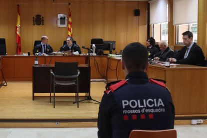 Un agent dels Mossos d'Esquadra, així com el magistrat, el secretari i els advocats presents en el judici contra un home acusat d'assassinat a la Bisbal del Penedès