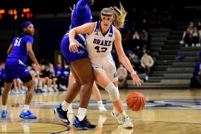 Maggie Bair, durante un partido de esta última temporada con los Drake Bulldogs.