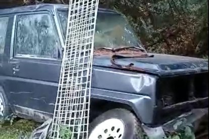 Un vídeo grabado la pasada primavera muestra la gran cantidad de residuos y vehículos abandonados en un pequeño tramo del camino. 