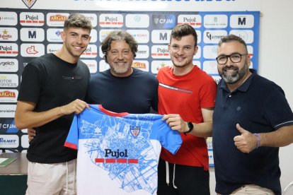 Lluc Gibert, primero por la izquierda, durante la presentación como jugador del Mollerussa.