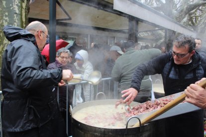 Preparación de la escudilla en el paseo Joan Brudieu de la Seu d'Urgell