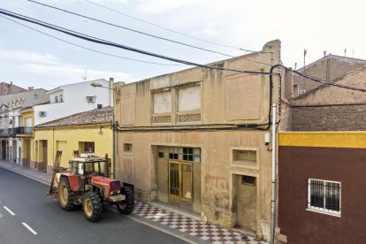 Imatge de la façana de l’antic casal parroquial de Torà.