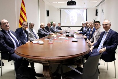 Sense dones al capdavant de les universitats - El nou conseller d’Universitats, Joaquim Nadal, es va reunir ahir amb els rectors de les dotze universitats públiques i privades de Catalunya, entre els quals no hi ha cap dona, com mostra la imatge ...