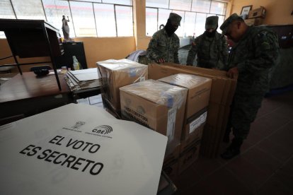 Militares distribuyen material electoral en la capital, Quito.