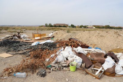 L’abocador il·legal al costat del camp de futbol a inicis de mes.