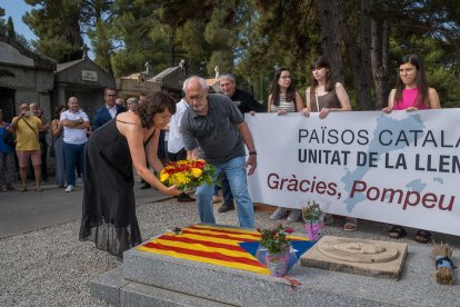 Anna Erra ayer en una ofrenda floral en la tumba de Pompeu Fabra.