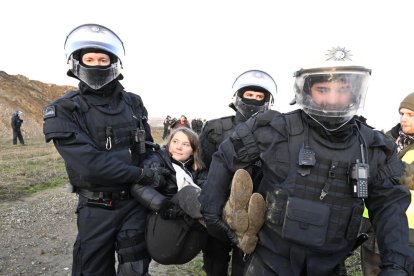 La policía saca a Greta Thunberg fuera de la mina de luetzerath.