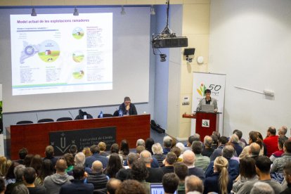 Elisenda Guillaumes explicant ahir a Agrònoms el nou segell de sostenibilitat.