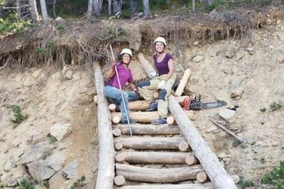 La escalera se ha hecho con madera de pino negro.