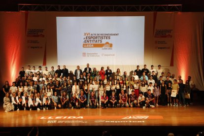 Foto de familia de los deportistas y representantes de equipos y de clubes que fueron premiados ayer por la Generalitat, aunque hubo ausencias por problemas de agenda.