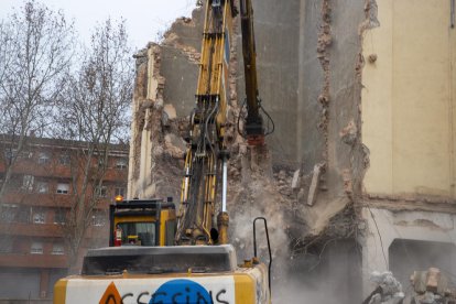 La demolició de les antigues sitges de Pardinyes.