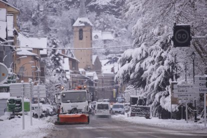 Imagen de una máquina quitanieves pasando ayer por la mañana por Esterri d’Àneu. 