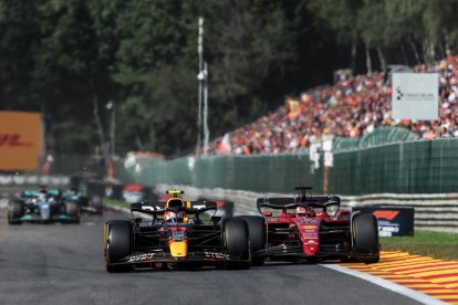 Els vehicles de Sergio Pérez i Charles Leclerc, en un moment de la carrera d’ahir.