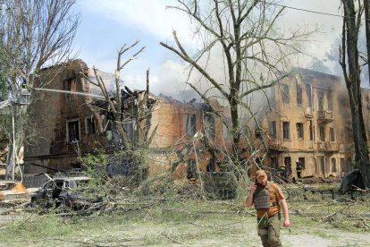 Los destrozos causasdo durante un ataque con misiles ruso en la ciudad ucraniana de Dnipro. 