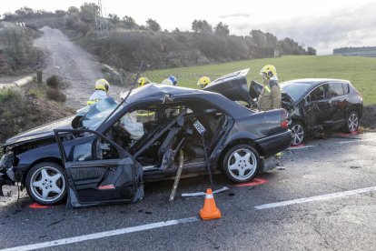 Imatge dels dos turismes implicats en l’accident mortal d’ahir a l’L-311 a Cervera.