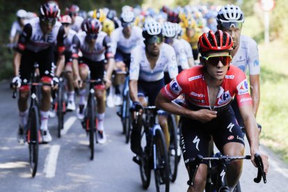 Evenepoel, con el maillot rojo, amplia distancias con sus rivales en esta novena etapa.