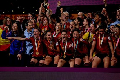 La selección española femenina de fútbol celebra su campeonato del mundo.