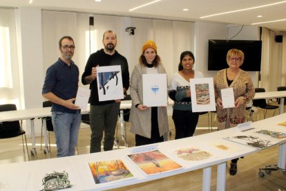 Els membres del jurat, amb les il·lustracions guanyadores.