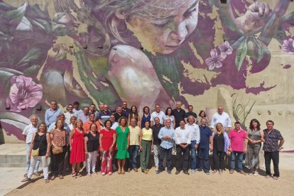 Gavín y Turull, con alcaldes de Junts e Impulsem ayer en Alcarràs.