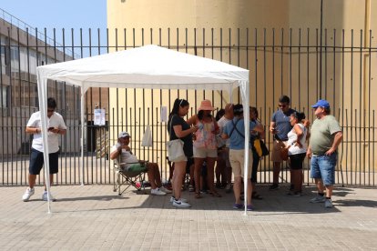 Centenares de ecuatorianos residentes en Catalunya denuncian que no pueden votar: 