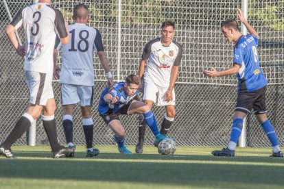 Un jugador del Solsona intenta escapar-se de la pressió dels rivals.