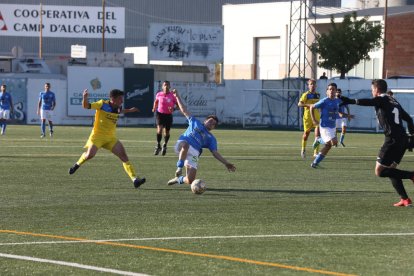 Una jugada de ataque del Tàrrega durante el partido disputado ayer en el Camp Municipal El Xoperal.