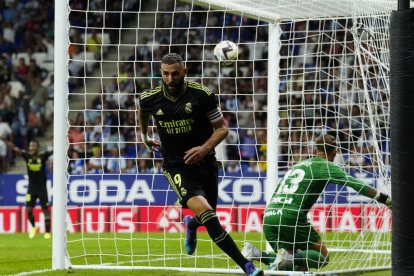 Benzema celebra un dels gols a l’Espanyol.