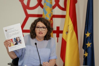 La vicepresidenta valenciana mostró ayer uno de los mensajes con insultos que ha recibido en la red.