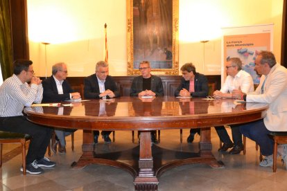 La reunión mantenida ayer para fomentar el tejido empresarial.