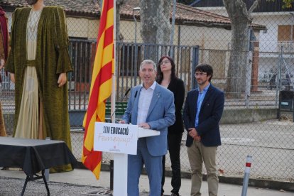 El conseller d'Educació, Josep Gonzàlez-Cambray, i l'alcalde del Palau d'Anglesola, Francesc Balsells, en l'acte de col·locació de la primera pedra del nou edifici de l'escola Arnau Berenguer.