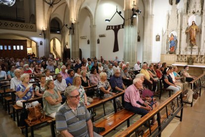 Un centenar de feligresos van assistir ahir a l’última missa a l’església de Sant Antoni de Pàdua.