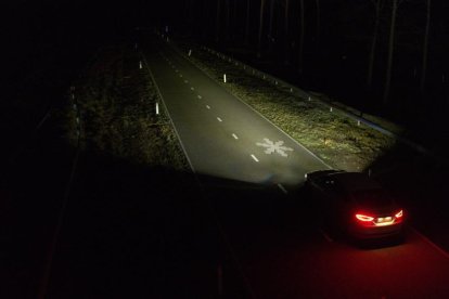 Ford està provant una nova tecnologia de fars que podria ajudar que els conductors mantinguin la vista posada a la carretera.