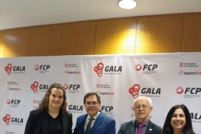 Anna Salvat, a l’esquerra, ahir a la Gala del Patinatge.