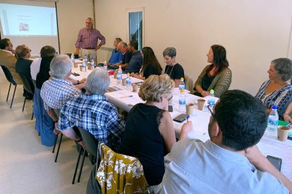 El president de la Fundació Mobilitat Sostenible i Segura, Pau Noy, presentant la proposta de línia de tren fins a Andorra al consell d'alcaldes de l'Alt Urgell celebrat al Pont de Bar