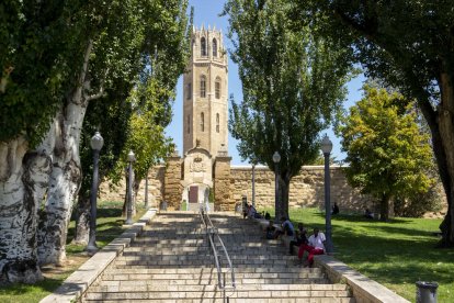 Veïns buscant l'ombra a la plaça Guifré de Lleida, davant de la Seu Vella