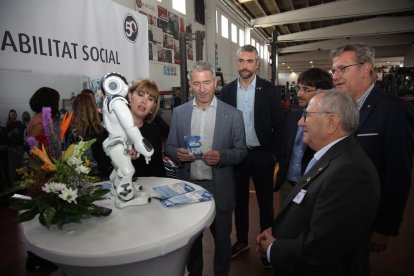 Cambray y otras autoridades, con Miquel, delante de un robot creado por La Salle de la Seu para mejorar la inclusión del alumnado con TEA.