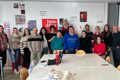 Estudiants de l’escola d’art, amb integrants de la companyia teatral.