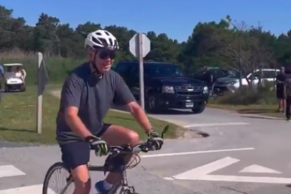 VÍDEO. Así ha sido la caída de Biden de su bicicleta durante un paseo por la playa