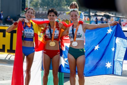 María Pérez, amb Antonella Palmisano i Jemima Montag, després de rebre la medalla de campiona.